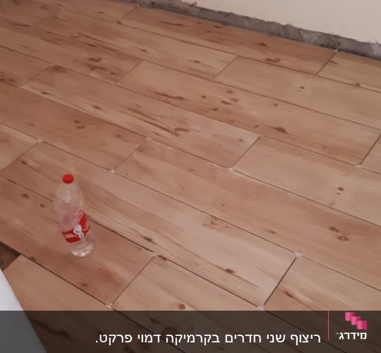 רצפת קרמיקה חדשה עם בקבוק פלסטיק ריק